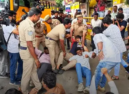 நீட் தேர்வை ரத்து செய்ய வலியுறுத்தி கோவை பிஎஸ்என்எல் அலுவலகம் அருகே போராட்டத்தில் ஈடுபட்ட மாணவர்கள்
