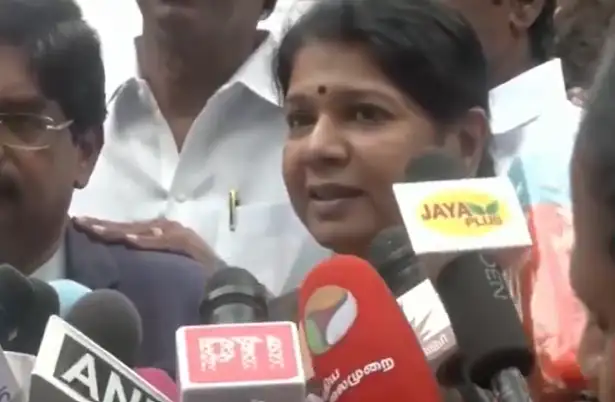 திமுக எம்பி கனிமொழி செய்தியாளர்களிடம் பேசுகிறார்