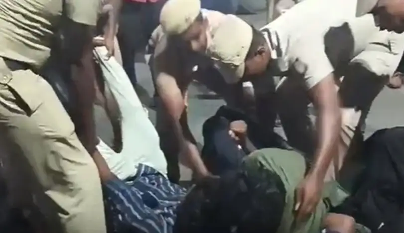 நீட் தேர்வுக்கு எதிராக போராடிய மாணவர்கள் மதுரையில் கைது செய்யப்பட்டனர்