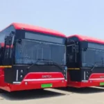 மின்சார பேருந்துகள் சாலையில் இயங்கும் காட்சி