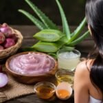 சின்ன வெங்காயத்தை கையில் வைத்திருக்கும் நபர்