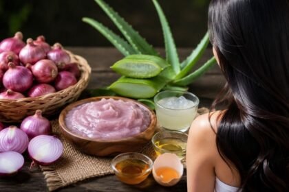 சின்ன வெங்காயத்தை கையில் வைத்திருக்கும் நபர்