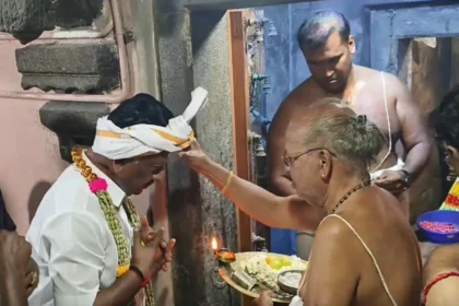 முன்னாள் முதலமைச்சர் ஓ.பன்னீர்செல்வம் போடி சுப்பிரமணிய சுவாமி கோயிலில் சாமி தரிசனம் செய்கிறார்