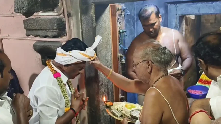 முன்னாள் முதலமைச்சர் ஓ.பன்னீர்செல்வம் போடி சுப்பிரமணிய சுவாமி கோயிலில் சாமி தரிசனம் செய்கிறார்