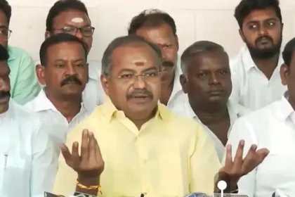 பாமக முன்னாள் எம்எல்ஏ அருள் பேட்டியளிக்கும் காட்சி