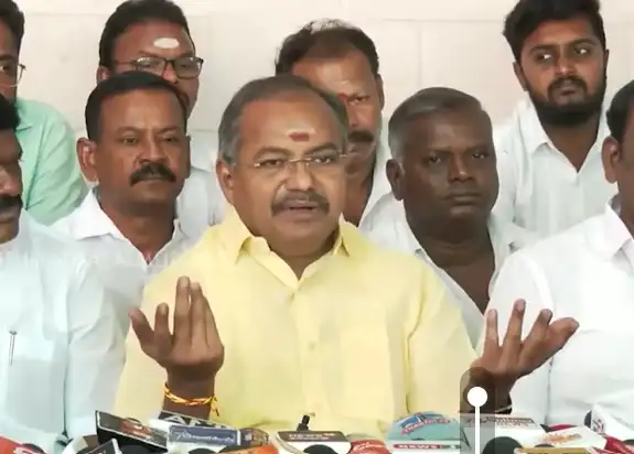பாமக முன்னாள் எம்எல்ஏ அருள் பேட்டியளிக்கும் காட்சி