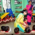 பெரம்பலூர் மாவட்ட ஆட்சியர் ஷரண்யா அறி தனது மகனை அங்கன்வாடியில் சேர்க்கும் காட்சி