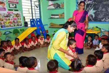பெரம்பலூர் மாவட்ட ஆட்சியர் ஷரண்யா அறி தனது மகனை அங்கன்வாடியில் சேர்க்கும் காட்சி
