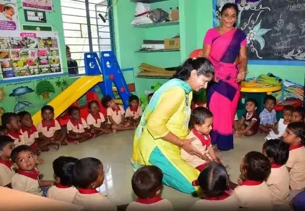 பெரம்பலூர் மாவட்ட ஆட்சியர் ஷரண்யா அறி தனது மகனை அங்கன்வாடியில் சேர்க்கும் காட்சி