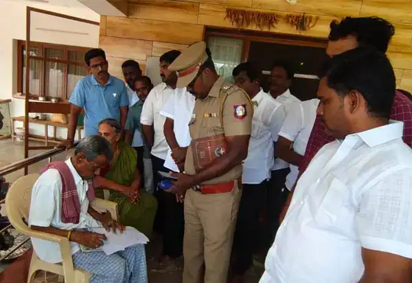 செந்தில் பாலாஜி வீட்டில் போலீஸ் சம்மன் வழங்கப்படுகிறது