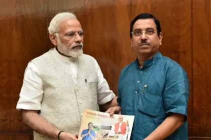 புதிய கல்வி அமைச்சராக நியமிக்கப்பட்டுள்ள பிரகலாத் ஜோஷி