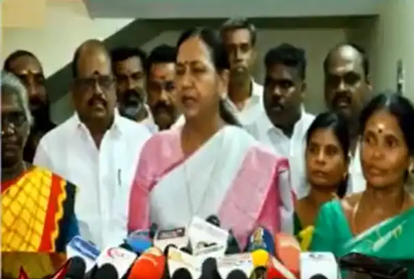 தேமுதிக பொதுச்செயலாளர் பிரேமலதா விஜயகாந்த் செய்தியாளர்களை சந்திக்கும் காட்சி