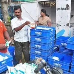 பால் பாக்கெட் மற்றும் தயிர் கப் வைத்திருக்கும் பெண்