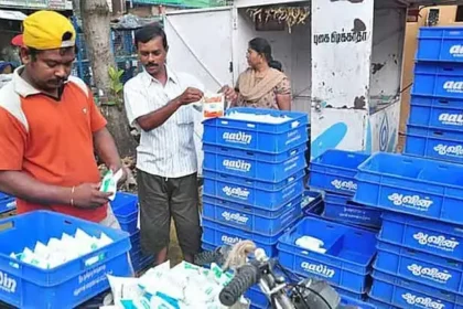பால் பாக்கெட் மற்றும் தயிர் கப் வைத்திருக்கும் பெண்