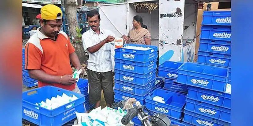பால் பாக்கெட் மற்றும் தயிர் கப் வைத்திருக்கும் பெண்
