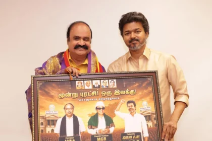 தமிழக முதல்வர் புரட்சித் தளபதிக்கு நினைவுப் பரிசு வழங்கும் புகழேந்தி