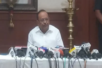 முன்னாள் அமைச்சர் ரகுபதி செய்தியாளர்களை சந்திக்கும் காட்சி