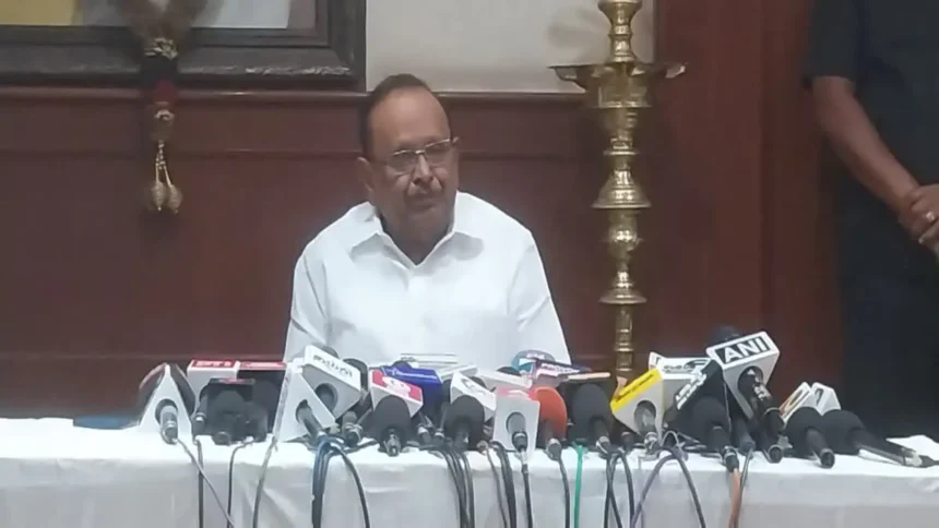 முன்னாள் அமைச்சர் ரகுபதி செய்தியாளர்களை சந்திக்கும் காட்சி
