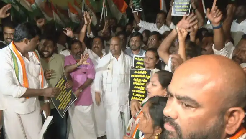 ராகுல் காந்தி கைது செய்யப்பட்டதை கண்டித்து சென்னையில் போராட்டத்தில் ஈடுபட்ட காங்கிரஸ் கட்சியினர்