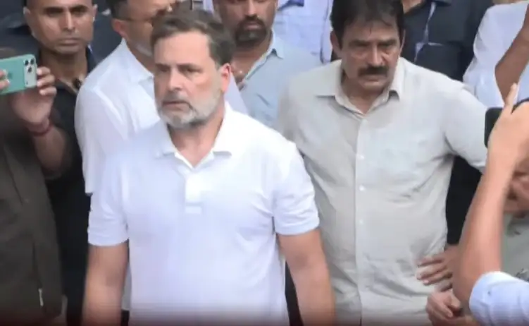 டெல்லியில் போராட்டத்தில் ஈடுபட்ட ராகுல்காந்தி மற்றும் காங்கிரஸ் எம்.பிக்கள்