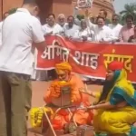 ராகுல் காந்தி மற்றும் எதிர்க்கட்சி எம்.பி.க்கள் நாடாளுமன்றத்தில் போராட்டத்தில் ஈடுபட்டனர்