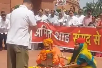 ராகுல் காந்தி மற்றும் எதிர்க்கட்சி எம்.பி.க்கள் நாடாளுமன்றத்தில் போராட்டத்தில் ஈடுபட்டனர்