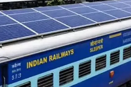 ரயில் பெட்டிகளின் மேற்கூரையில் பொருத்தப்பட்ட சோலார் பேனல்கள்