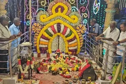 ராசிபுரம் பொங்களாயி அம்மன் கோவில் திருவிழாவில் பக்தர்கள்