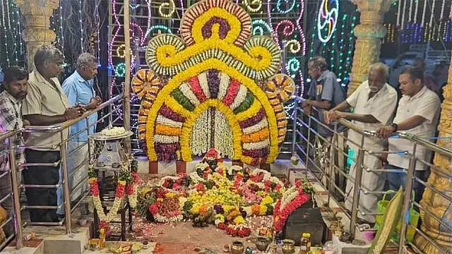 ராசிபுரம் பொங்களாயி அம்மன் கோவில் திருவிழாவில் பக்தர்கள்