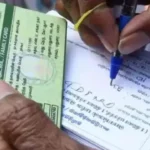 ரேஷன் கடையில் கைரேகை பதிவு செய்யும் நபர்