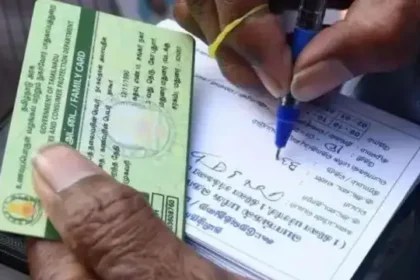 ரேஷன் கடையில் கைரேகை பதிவு செய்யும் நபர்