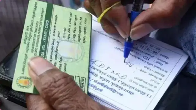 ரேஷன் கடையில் கைரேகை பதிவு செய்யும் நபர்