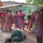 வரி பாக்கியை செலுத்தக் கோரி பொதுமக்களின் காலில் விழும் ஊராட்சி செயலாளர்