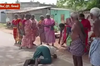 வரி பாக்கியை செலுத்தக் கோரி பொதுமக்களின் காலில் விழும் ஊராட்சி செயலாளர்