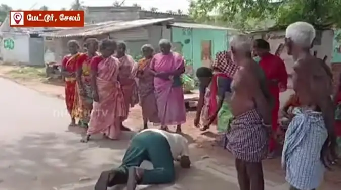 வரி பாக்கியை செலுத்தக் கோரி பொதுமக்களின் காலில் விழும் ஊராட்சி செயலாளர்