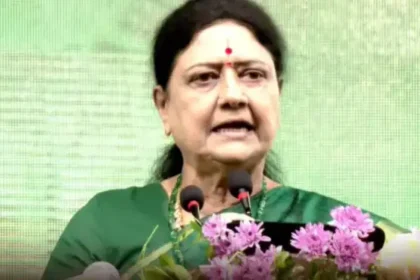 சசிகலா அரசியல் செயல்பாடுகளில் ஈடுபடும் காட்சி