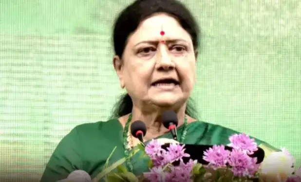 சசிகலா அரசியல் செயல்பாடுகளில் ஈடுபடும் காட்சி
