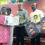 நடிகர் சத்யராஜ் சான்றிதழ்களை வழங்குகிறார்