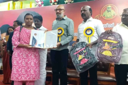 நடிகர் சத்யராஜ் சான்றிதழ்களை வழங்குகிறார்