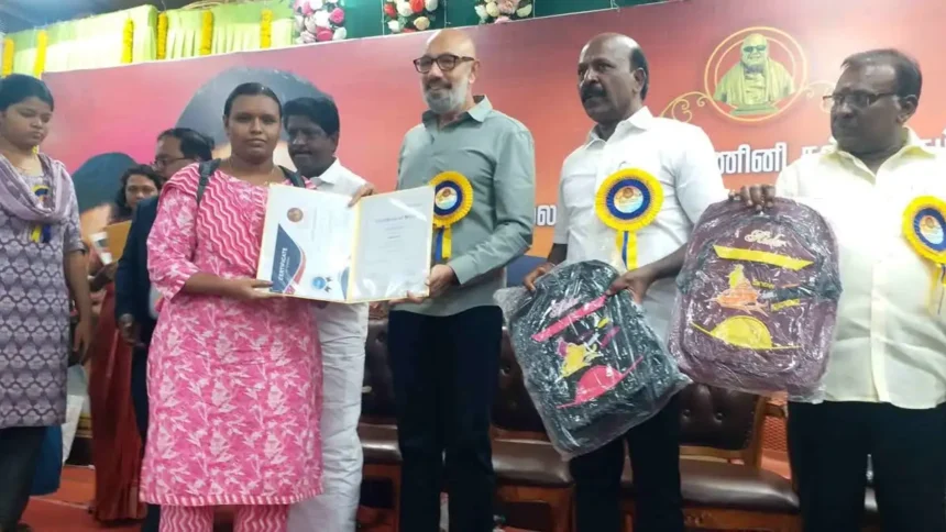 நடிகர் சத்யராஜ் சான்றிதழ்களை வழங்குகிறார்