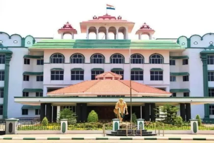 நீதிபதி விக்டோரியா கௌரி மதுரை உயர் நீதிமன்ற அமர்வில் அமர்ந்திருக்கும் காட்சி
