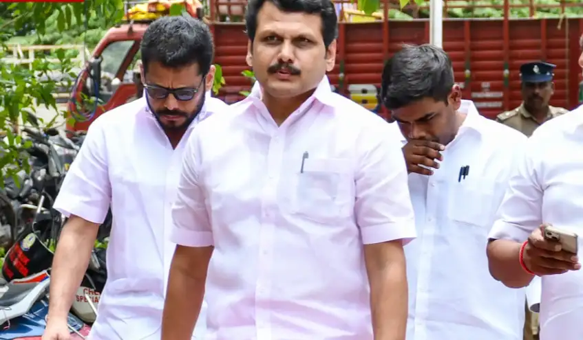 லஞ்ச ஒழிப்புத்துறை அலுவலகத்தில் விசாரணைக்காக அழைத்து வரப்படும் நபர்கள்