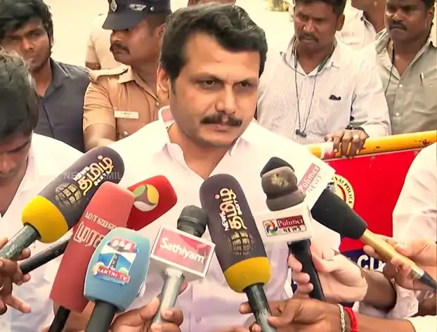 திமுக முன்னாள் அமைச்சர் செந்தில் பாலாஜி செய்தியாளர்களிடம் பேசுகிறார்