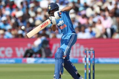 சுப்மன் கில் பேட்டிங் செய்யும் காட்சி