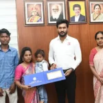 அமைச்சர் த.சரத்குமார் ராணுவ வீரர் குடும்பத்திற்கு காசோலை வழங்குகிறார்