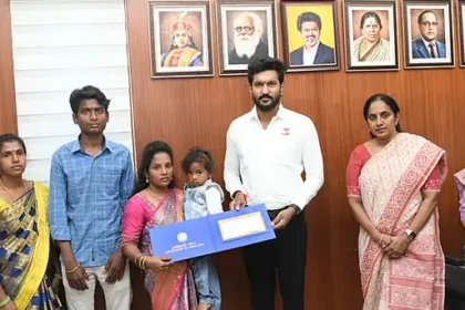 அமைச்சர் த.சரத்குமார் ராணுவ வீரர் குடும்பத்திற்கு காசோலை வழங்குகிறார்