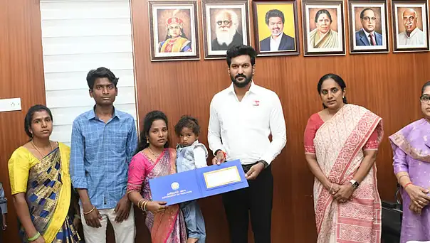 அமைச்சர் த.சரத்குமார் ராணுவ வீரர் குடும்பத்திற்கு காசோலை வழங்குகிறார்