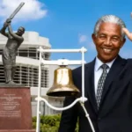 சர் கார்பீல்ட் சோபர்ஸ் கிரிக்கெட் விளையாடும் புகைப்படம்