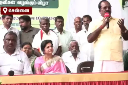 சௌமியா அன்புமணி பாமக நிர்வாகிகளுடன் மேடையில் அமர்ந்திருக்கும் காட்சி