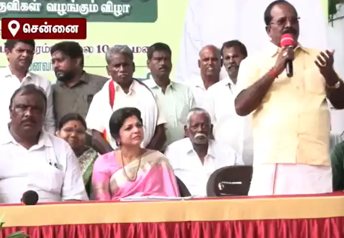 சௌமியா அன்புமணி பாமக நிர்வாகிகளுடன் மேடையில் அமர்ந்திருக்கும் காட்சி